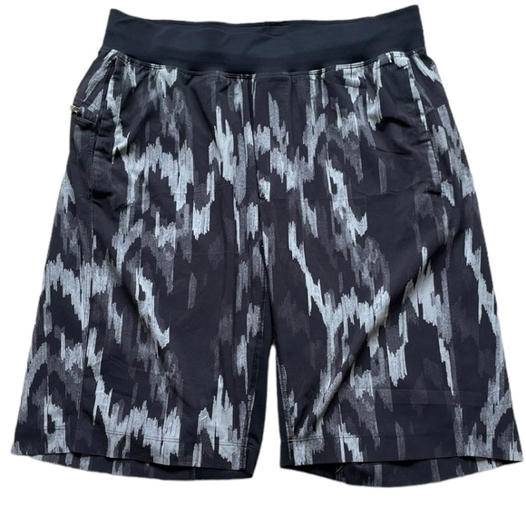 Lululemon Camo Shorts (M) - Picture 2 of 5